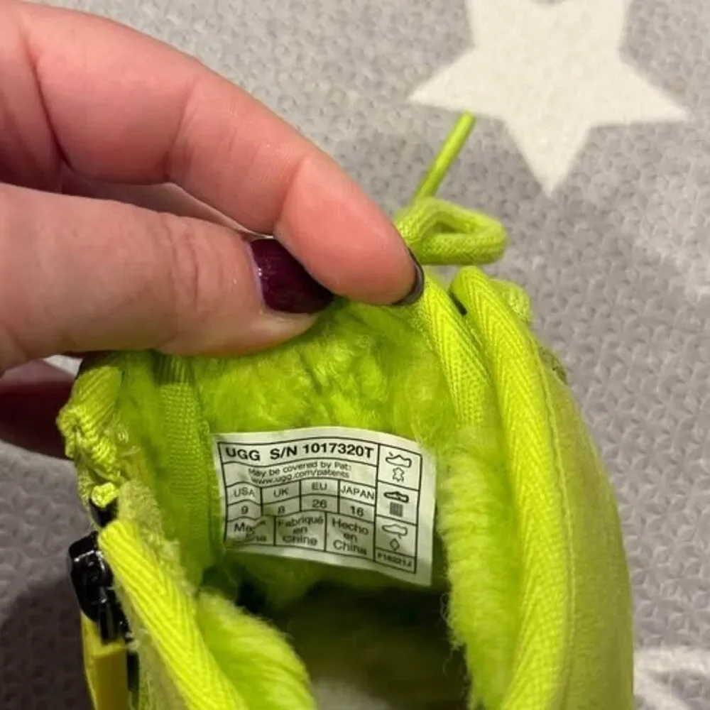 UGG Toddler Boots Neon Green – US 9 Toddler / EU 26 – Warm Lined
